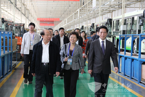 恒通客车董事长杨茂超、总经理罗邦初等领导陪同来宾参观展厅及生产线