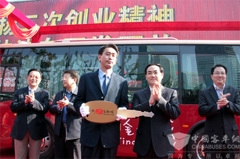 上海市委常委、浦东新区区委书记徐麟(右二)出席开通仪式并向司机授车钥匙