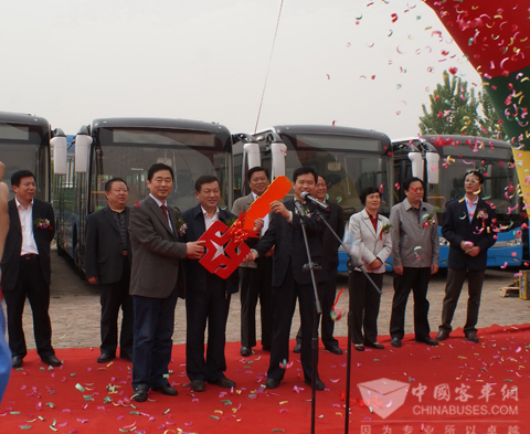 中通客车董事长李海平把象征车辆的钥匙交到聊城公交集团张保国手中