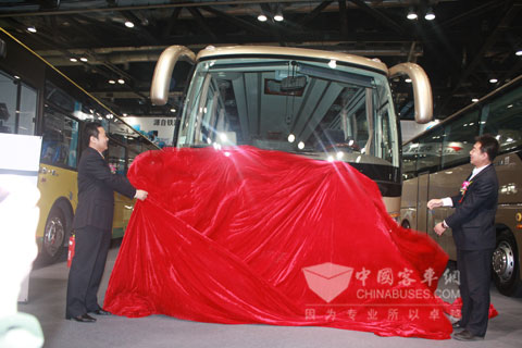 汪总与嘉宾一同为安凯尊荣AK9揭幕