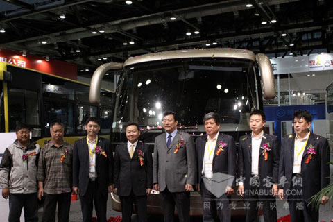 安凯尊荣AK9载誉上市