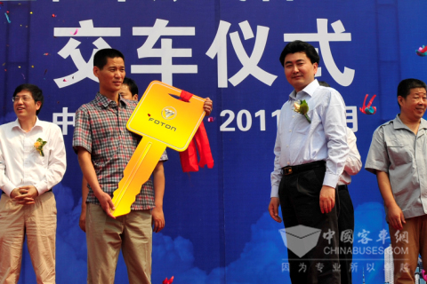 福田汽车副总裁、福田欧V新能源客车公司总经理叶照友向郑州佳华汽车服务有限公司总经理郑延奇交付钥匙