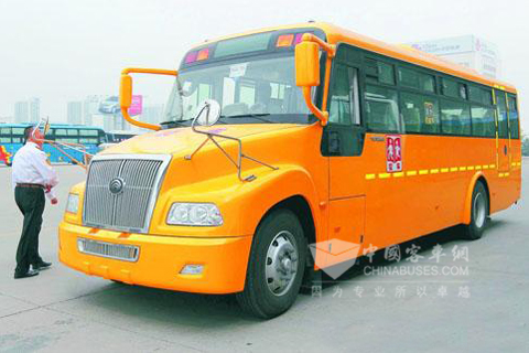 美式“大鼻子”校车造型流畅活泼