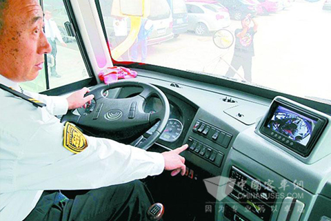 校车仪表台上的显示器能看见车内情况