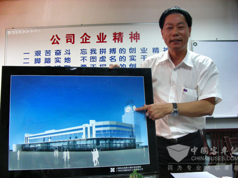 广东省中山市小榄汽车运输有限公司总经理黄耀泉向记者展示未来发展远景图
