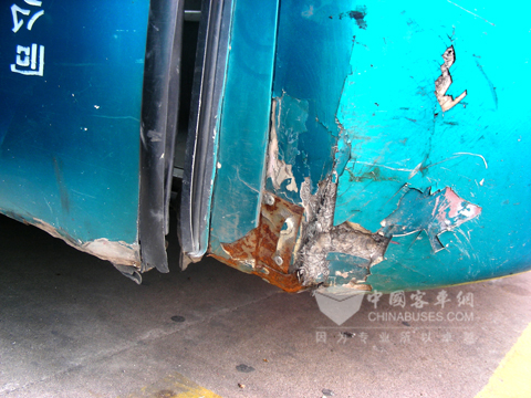 未经整车阴极电泳过的客车腐蚀严重