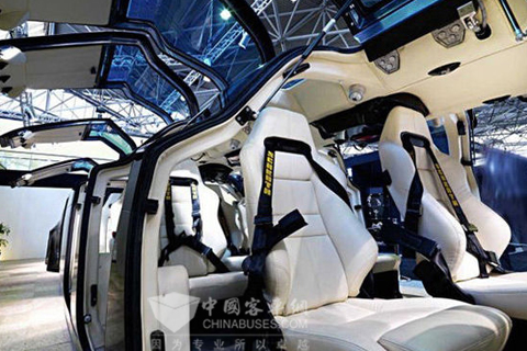 超级公共汽车Superbus内的真皮座椅