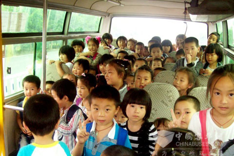 浙江宁海县公安局交警大队查获的严重超载的中型普通客车