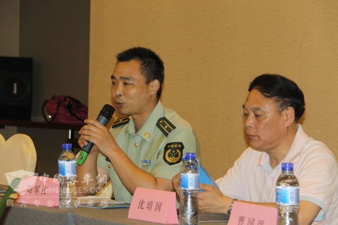 上海市杨浦区消防支队防炎监督处警官讲解车辆防火知识