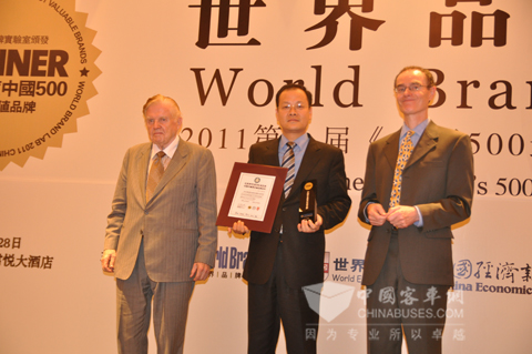 大金龙副总经理徐向东领取“中国500最具价值品牌”证书和奖杯