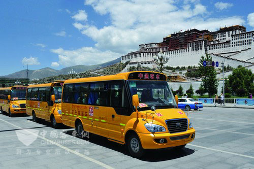 宇通校车驶向雪域高原