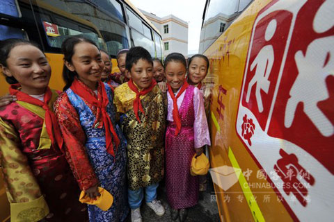西藏学生争相体验宇通校车