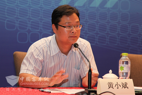 浙江省交通运输厅运输处副处长黄小斌主持大讲堂活动