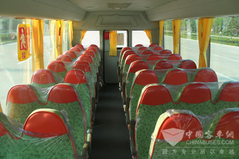 LCK6800DX的大容量空间设计：40+1+2，其中2个照管人座椅，1个司机座椅