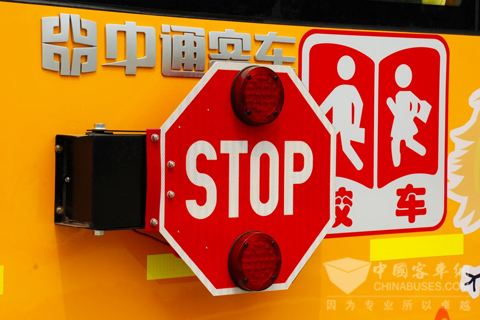 位于LCK6800DX车身左侧的校车专用停车臂