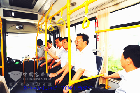 领导试乘扬子江纯电动客车