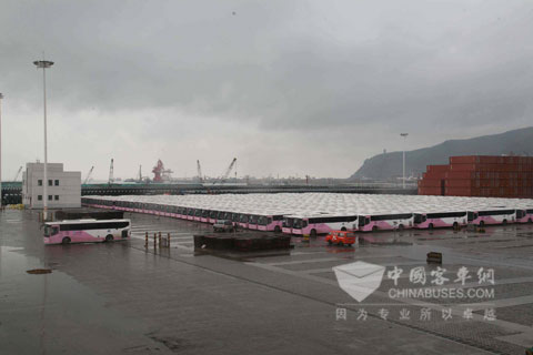 在港口等待装船的安凯客车