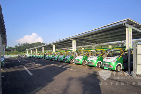 晨曦中整装待发的五洲龙氢燃料电池场地观光车