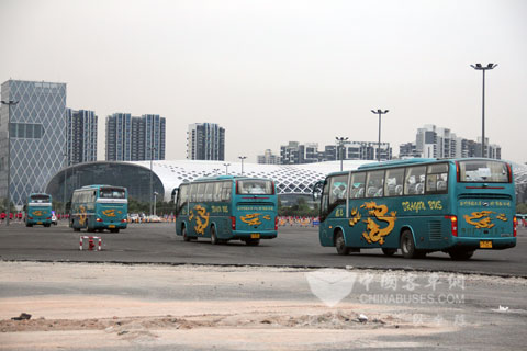 龙巴海格车队奔赴大运会开幕式现场