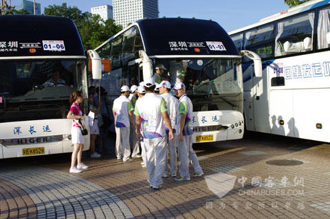 服务大运会志愿者的海格车队