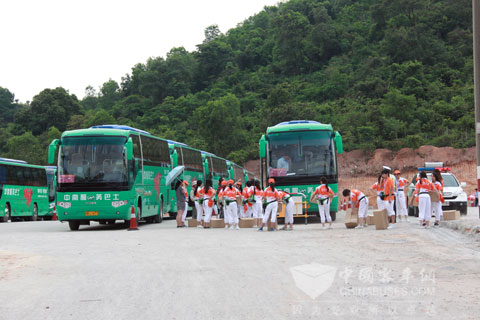 服务大运会义工的海格车队