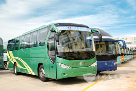 2011年8月，金旅20辆豪华客车深圳精彩绽放，承载各国媒体接送重任