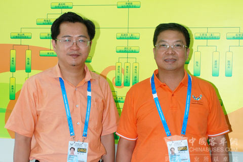 广东省中国旅行社股份有限公司汽车公司总经理钟永祥（右一）副总经理黄剑锋（左一）