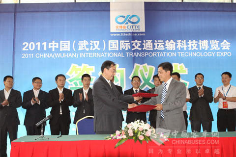 苏州金龙党委书记谢飞鸣和新国线运输集团总经理王旭代表双方签署战略合作协议