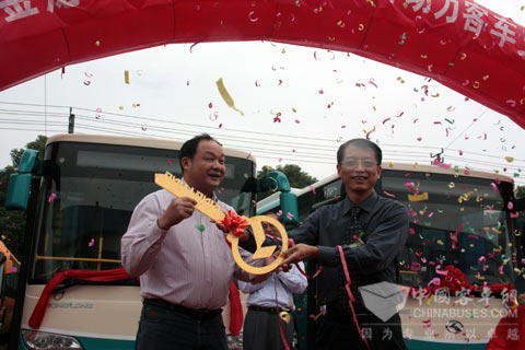 大金龙国内销售公司总经理张其建(右)向余杭公交公司副总经理陈连忠(左)交接金钥匙