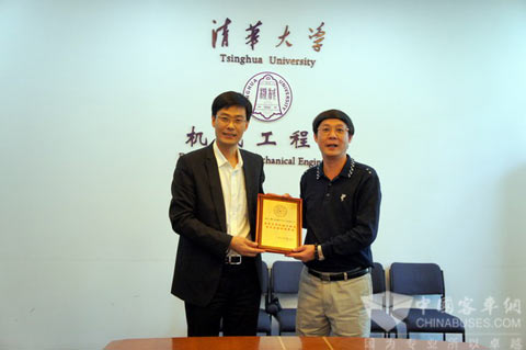 清华大学机械工程系党委书记单际国向大金龙常务副总经理陈志强授予“清华大学社会实践基地”奖牌