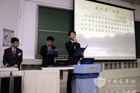 参加决赛的社会实践团队正在进行现场答辩