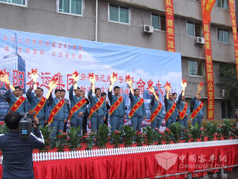 劳模展示新车金钥匙