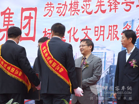 安凯客车副总经理程小平向劳模交付新 车金钥匙和标准化文明线路路牌