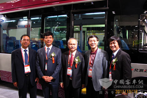 大金龙常务副总经理陈志强(右二)与ANGVA执行董事Lee Giok Seng先生(中),ANGVA 2011组委会主席赵航(左二)在现场合影