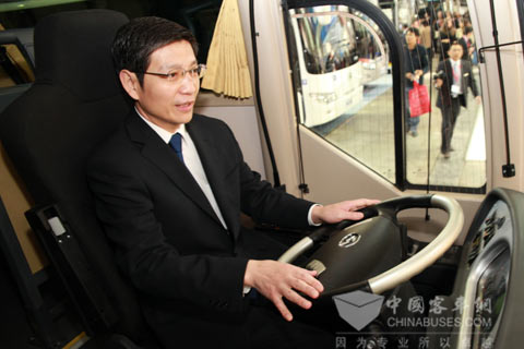 廖力强大使现场体验大金龙展车XMQ6900