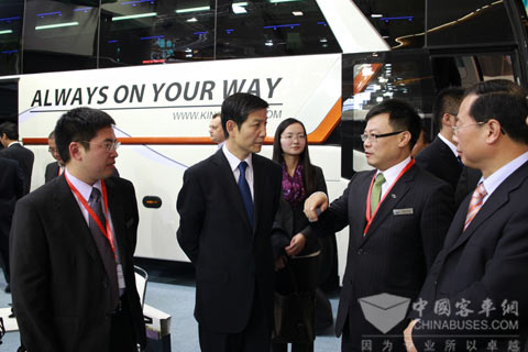 大金龙副总经理朱国强向廖力强大使介绍公司欧盟市场开拓情况