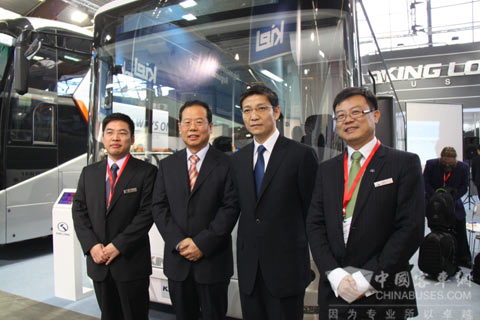 金龙集团运营总监邓鸿飞、驻比经商参赞王贺亮、驻比大使廖力强、大金龙副总经理朱国强(从左至右)现场合影留念