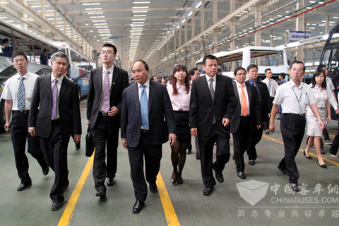越南政府代表团一行参观大金龙大中客生产车间