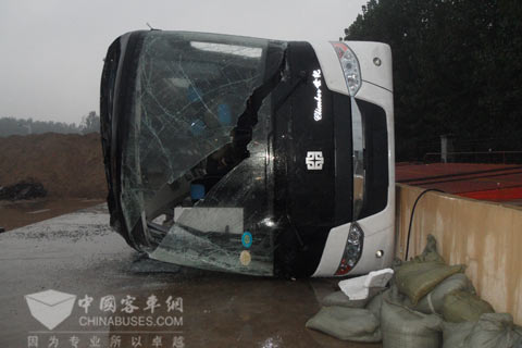 侧翻试验中的中通世纪