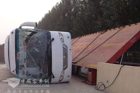 侧翻试验中的中通领秀