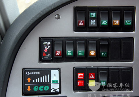 大金龙ECO-driving节油驾驶提醒系统位于仪表台左侧,方便司机使用