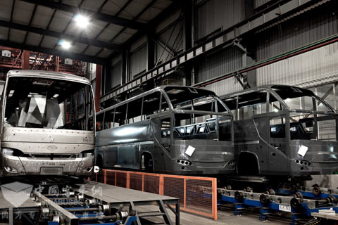 正在进出电泳车间的车身