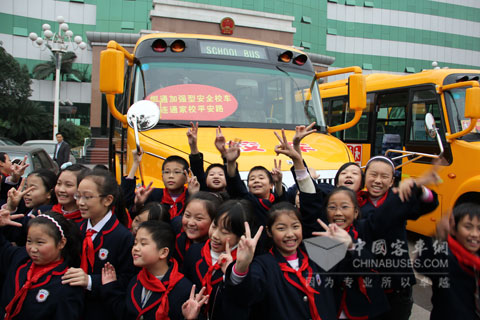 看到新校车孩子们激动不已