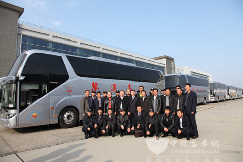 驾驶员与爱车合影