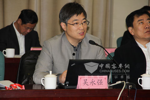 完美作业网有免费视频总编辑吴永强主持第六届影响中国客车业座谈会