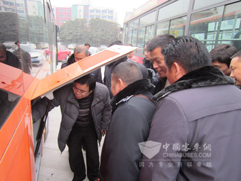 海格工程师到站场为司机讲解新能源客车的维保