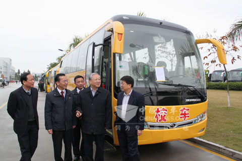 全国人大常委会副委员长路甬祥视察大金龙“智慧校车”