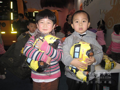 孩子们获赠宇通校车车模玩具