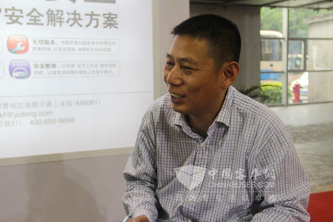 宇通客车校车销售部总经理钱瑞瑜接受记者采访