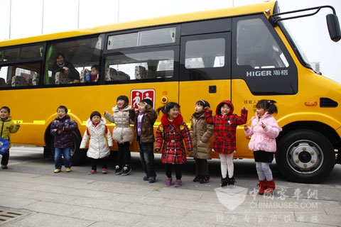 学童开心乘坐海格智慧安全校车.